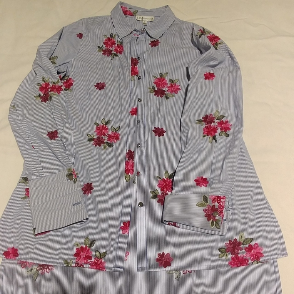 Neiman Marcus button up embroidered shirt sz S